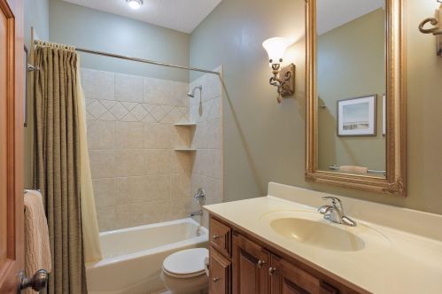 1676 Isabella Pkwy, Chaska MN 55318-3214 exterior