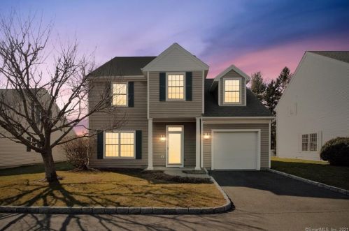 14 Village Ct, Wilton CT 06897-4544 exterior