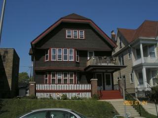 1631 Franklin Pl, Milwaukee WI  53202-2201 exterior