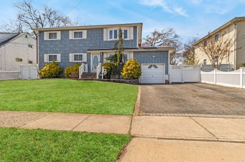 34 Guilford Park Dr, Babylon, NY 11704-7906