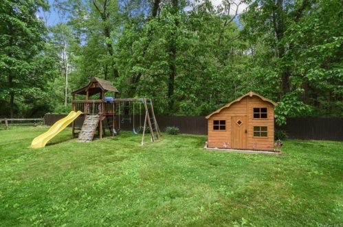 24 Tamarack Hl Dr, Poughkeepsie NY 12603-1112 exterior