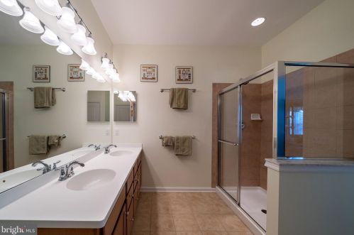 232 Sparrow Dr, Trenton NJ 08690-2461 exterior