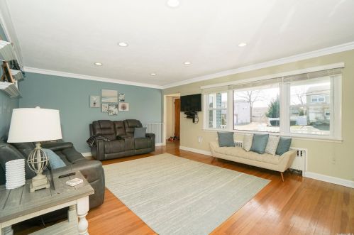 1526 10 St, Babylon NY 11704-3836 exterior