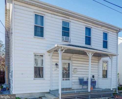 104 Queen St, Littlestown PA 17340-1640 exterior