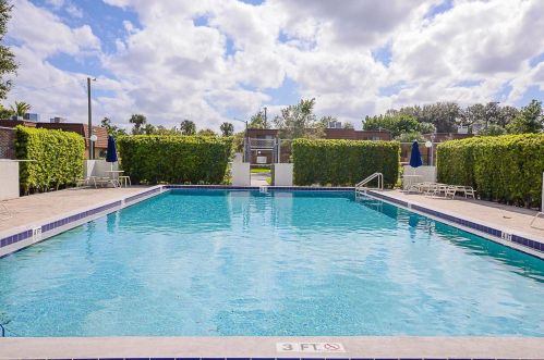 1458 Lawnwood Cir, Fort Pierce FL  34950-6915 exterior