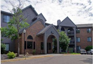 10275 Greenbrier Rd, Hopkins MN  55305-3420 exterior