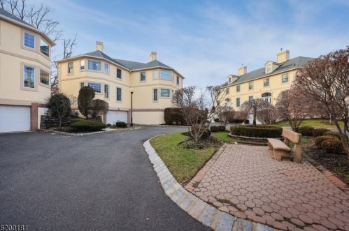 8 Sevell Cir, Clark, NJ 07066-2240