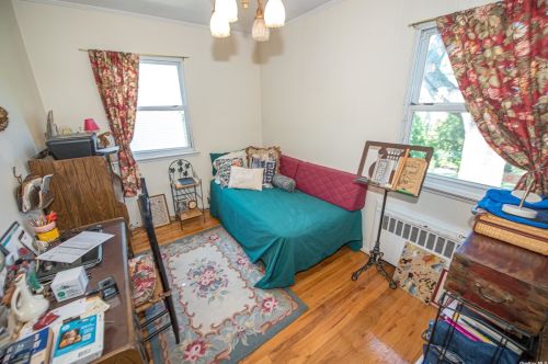 22 Darewood Ln, Valley Stream NY 11581-2408 exterior