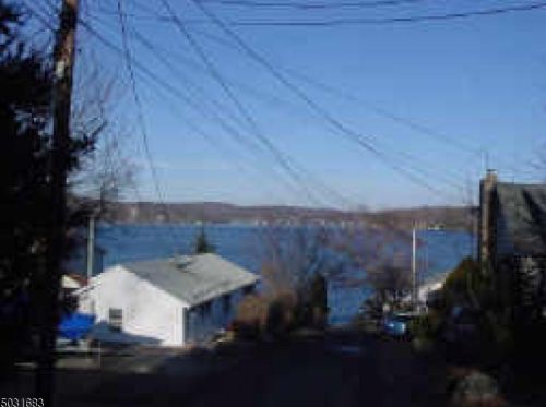 114 Maxim Dr, Hopatcong NJ 07843-1925 exterior