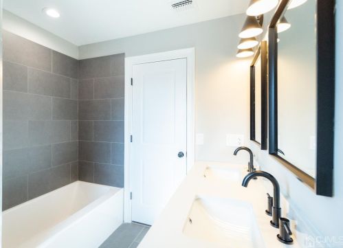 20 Linden Ave, Edison NJ 08817-3208 exterior