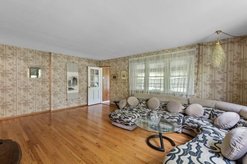 502 Spooner Rd, Milwaukee WI 53217-2829 exterior