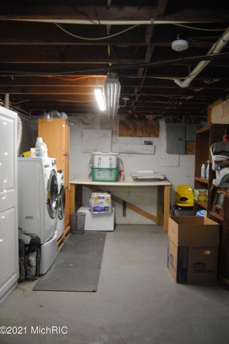 93 Cir Dr, Meskegon MI 49445-2712 exterior