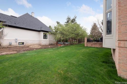 2511 Golf Crst Dr, Rochester MI 48309-4063 exterior