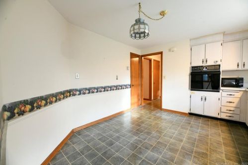 64 Grv Rd, North Haven CT 06473-2420 exterior