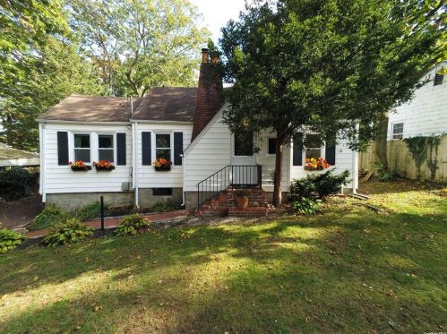 9 Birch Dr, Huntington Station NY 11746-3003 exterior