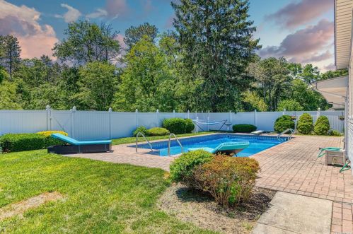 448 8th St, Bohemia NY  11716-1332 exterior