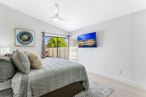 827 102 Ave, Naples FL 34108-3214 exterior