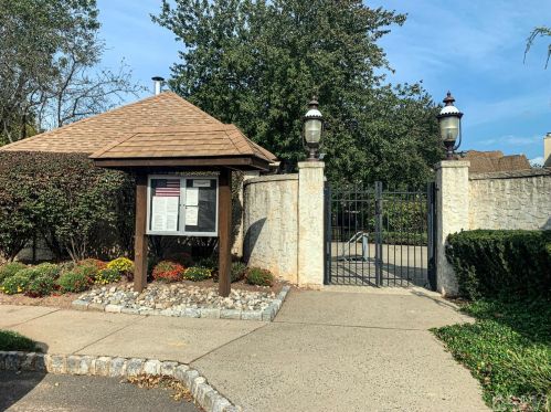 67 Gate House Ln, Edison NJ  08820-4008 exterior