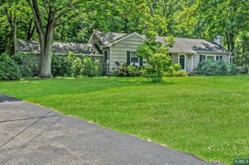 96 Glasgow Ter, Mahwah, NJ 07430-1611