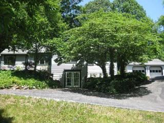 33 Southdown Rd, Hunt, NY 11743-2507