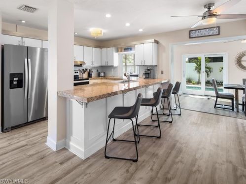 698 99 Ave, Naples FL 34108-2230 exterior