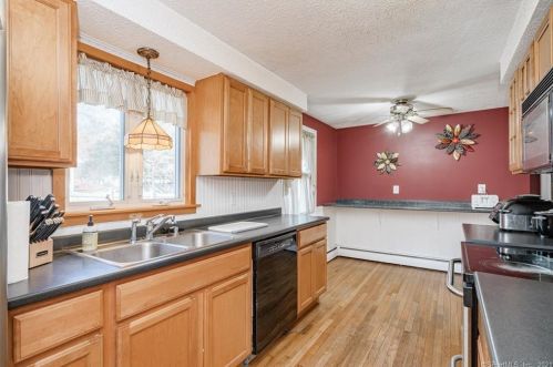 6 Chief St, Enfield CT 06082-5143 exterior