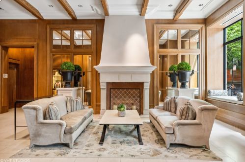 10 Delaware Pl, Chicago IL 60611-1690 exterior