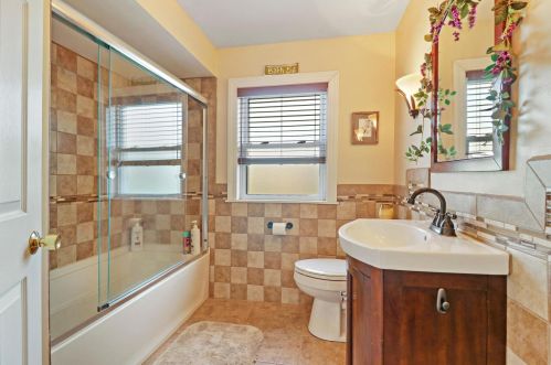 6304 Peterson Ave, Chicago IL 60646-4619 exterior