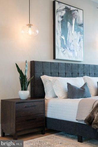 722 Broad St, Philadelphia PA 19146-3119 exterior