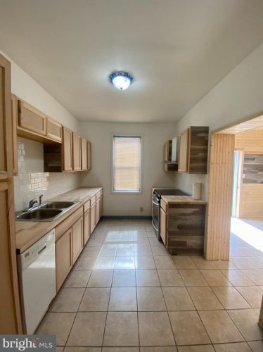 1924 4 St, Philadelphia PA 19122-2206 exterior