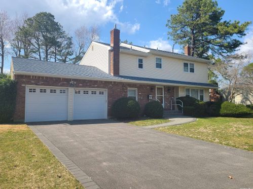 1047 Commack Rd, Huntington Station, NY 11746-8208