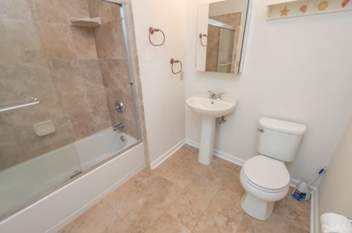 306 Regency Pl, Woodbridge NJ 07095-1036 exterior