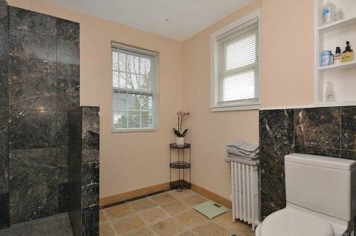 91 Amherst Rd, Valley Stream NY 11581-3314 exterior