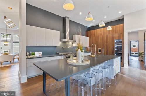 6160 Hardy Dr, Mc Lean VA 22101-3112 exterior