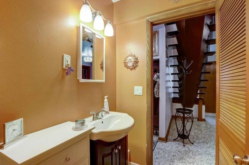 6621 Wisconsin Ave, Milwaukee WI 53213-3914 exterior