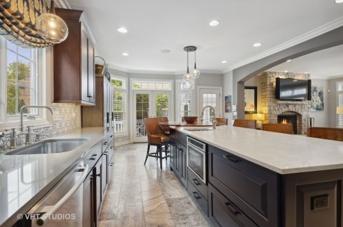 832 Colfax Ave, Elmhurst IL 60126-4535 exterior