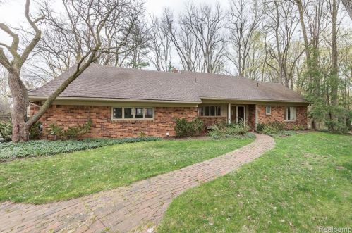 20146 Woodhill Dr, Northville, MI 48167-1742