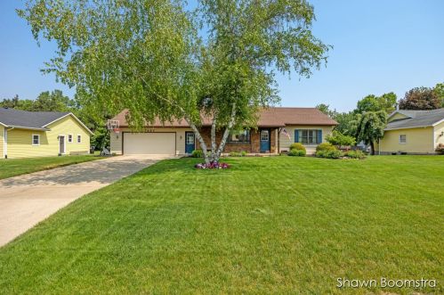 7497 Sunview Dr, Grand Rapids, MI 49548-7334