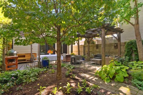 2037 Sawyer Ave, Chicago IL 60647-2703 exterior