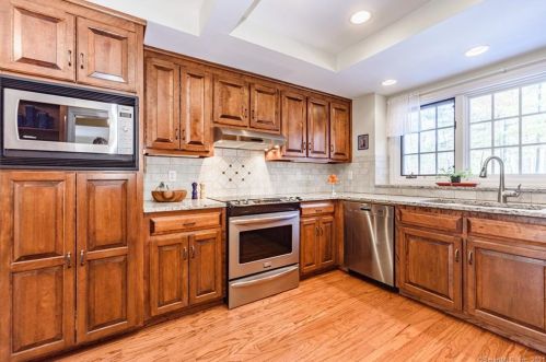 4 Ashford Ct, Farmington CT 06032-1531 exterior