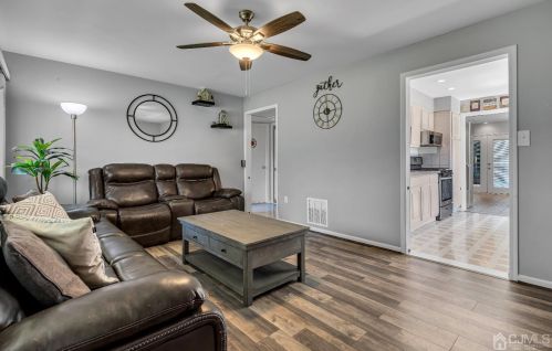 462 Old Post Rd, Edison NJ  08817-4646 exterior