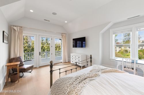 176 Shr Rd, Old Greenwich CT 06870-2121 exterior