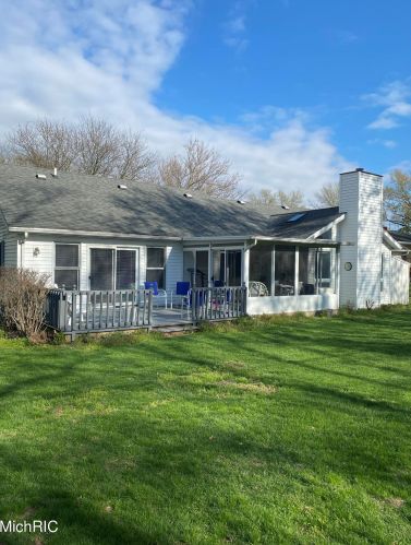 8666 Mdw Ln, Berrien Springs MI 49103-1425 exterior