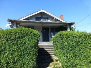 2201 22 Ave, Seattle WA  98106-1701 exterior