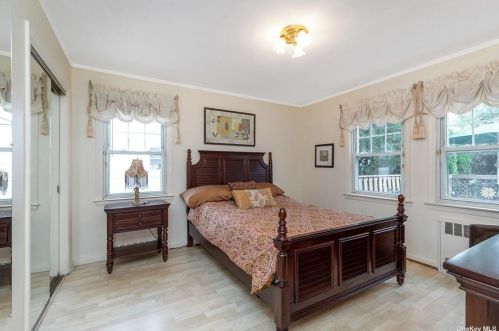 136 Berry St, Valley Stream NY 11580-3430 exterior