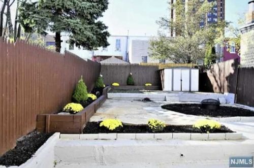 511 St, Union City NJ 07087-3692 exterior