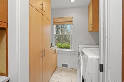 231 Bayberry Ln, Westport CT 06880-4026 exterior