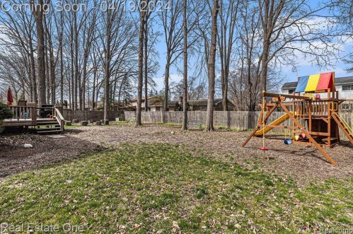 823 Randall Dr, Troy MI  48085-4849 exterior