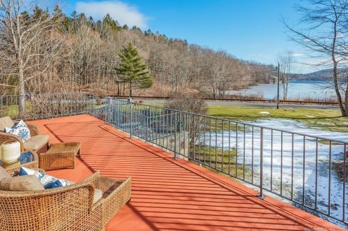 303 Mamanasco Rd, Ridgefield CT 06877-2425 exterior