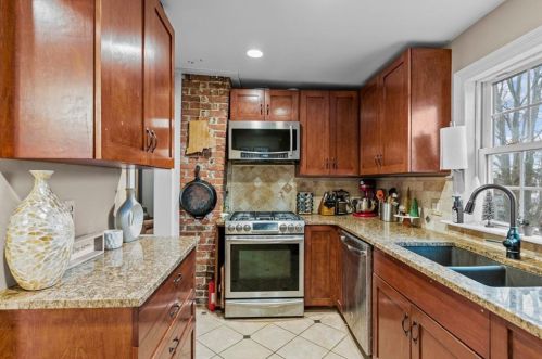 30 Gould St, Middletown RI 02840-2144 exterior